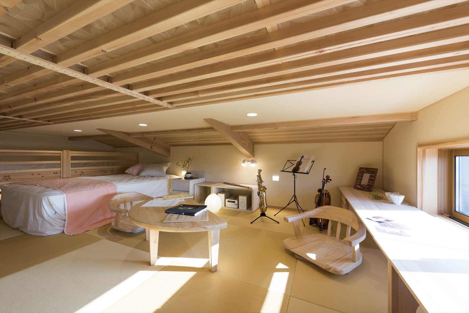 自然素材と無垢材の木の家の建築実例：小屋裏収納（ロフト）